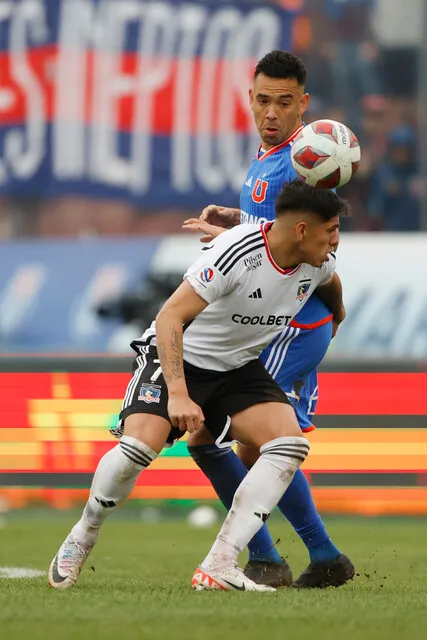 Palacios recibió un ‘cariñito’ de Domínguez. | Foto: Photosport