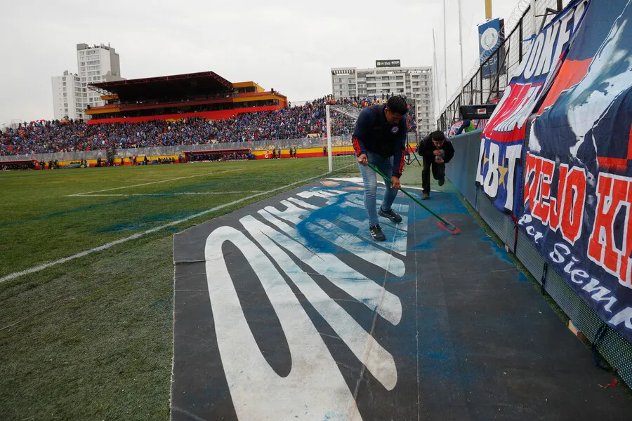 La cancha del Santa Laura se vio en pésimas condiciones. | Foto: Photosport