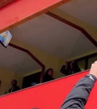 El gesto como levantando una copa que realizó Morón a los hinchas de la U (Captura AS Chile)