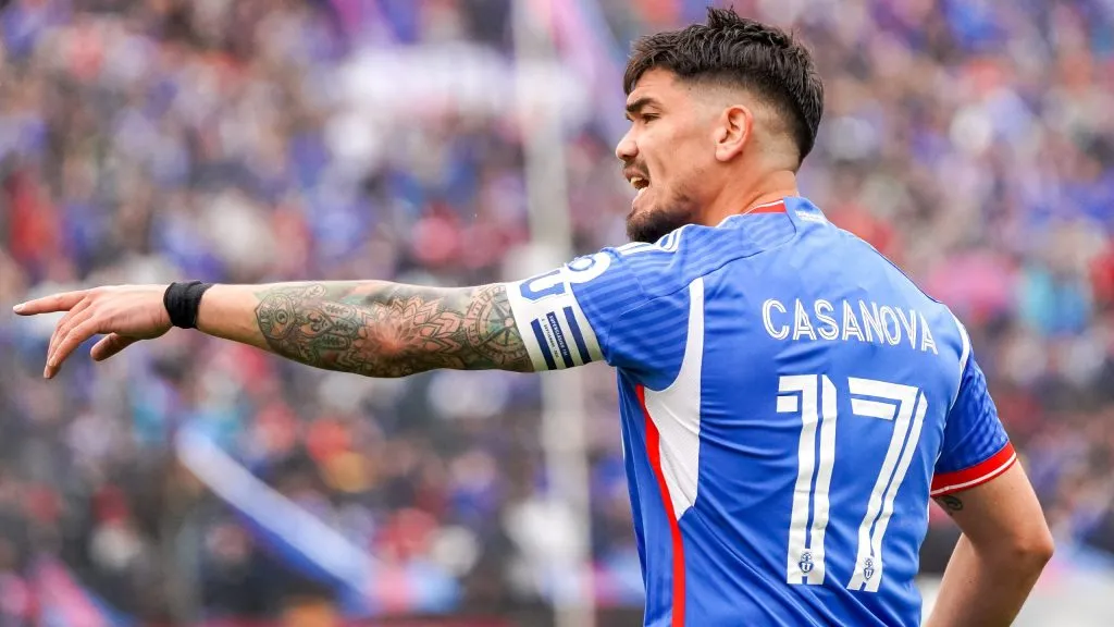 Luis Casanova quiere seguir en Universidad de Chile y Gustavo Álvarez lo quiere para 2024 (Photosport)