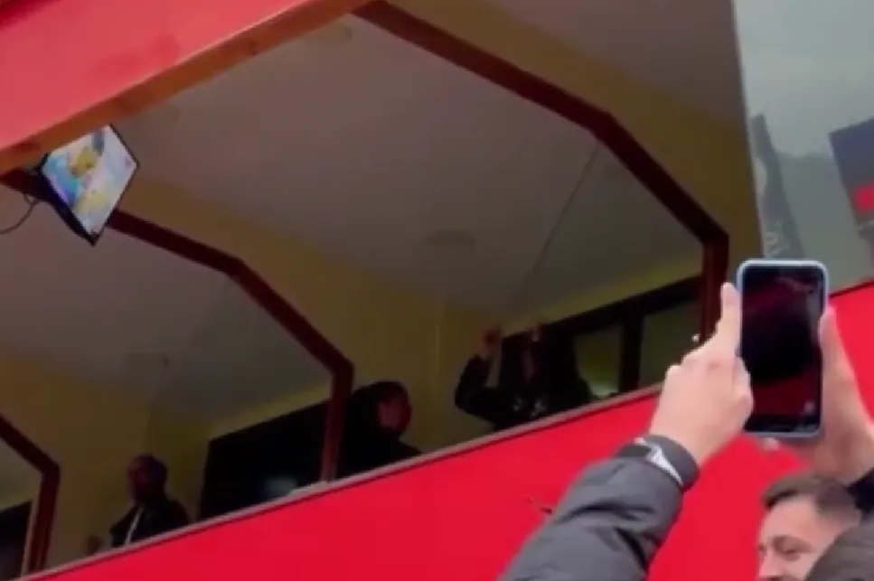 Morón haciendo un gesto de levantar la copa | FOTO: Captura