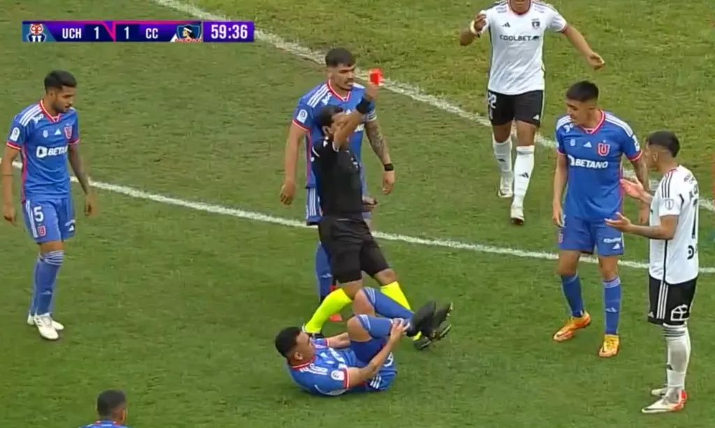 El árbitro Felipe González expulsó primeramente a Carlos Palacios -derecha- por su falta a Domínguez (Captura TNT)