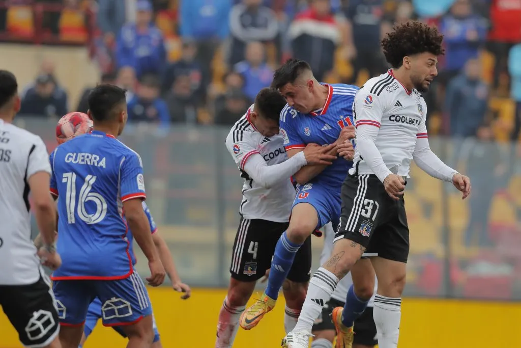 Tapia le ganó el brinco a los dos centrales de Colo Colo | FOTO: Javier Torres/Photosport