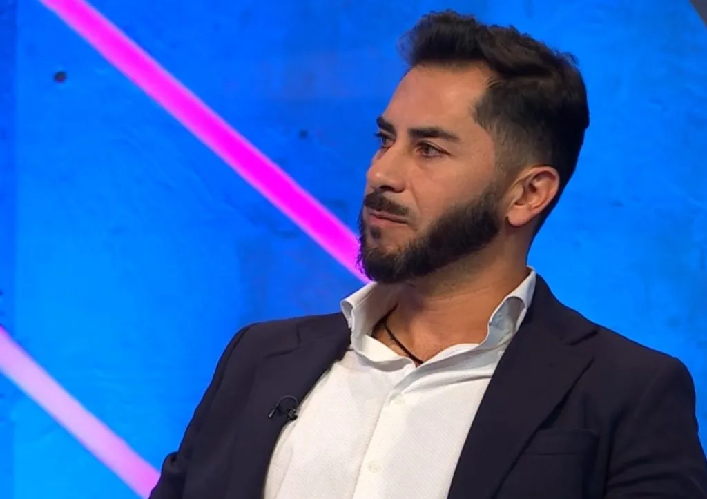 Johnny Herrera le da con todo a Jordhy Thompson (Captura TNT Sports)