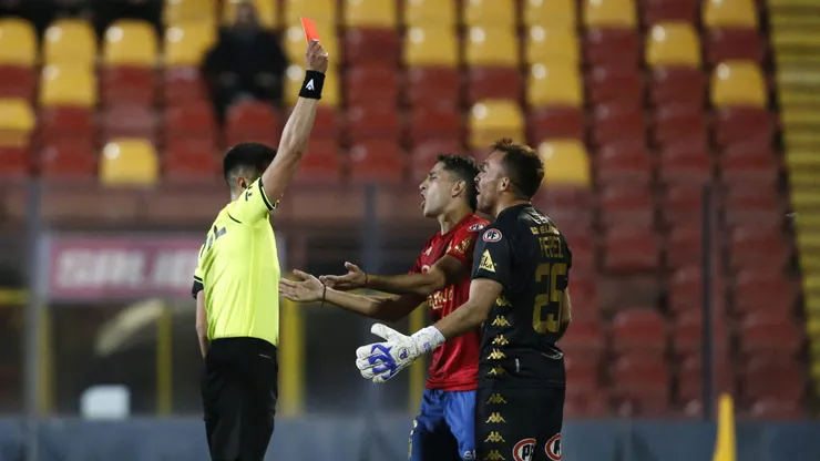 Sebastián Pérez fue expulsado por Manuel Vergara y el jugador de la Unión reclamó por su situación