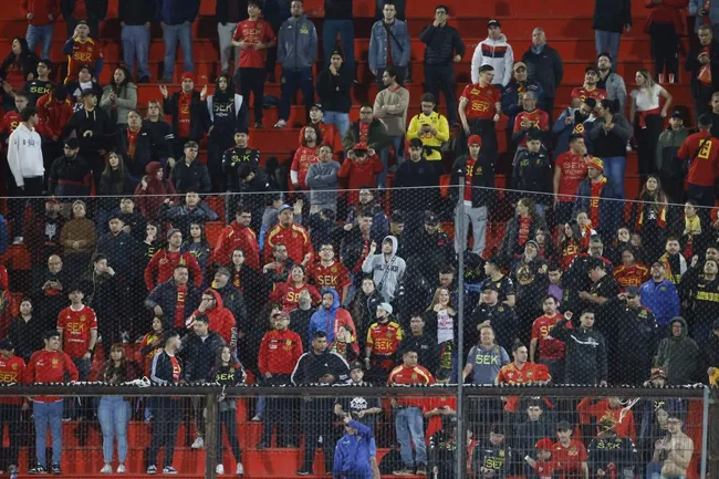 Hinchas de UE se enfrascaron a los golpes con Carabineros | FOTO: Marcelo Hernandez/Photosport