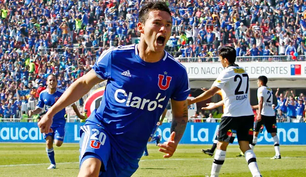 Charles Aránguiz y la celebración del gol del triunfo, el último ante Colo Colo (Archivo)