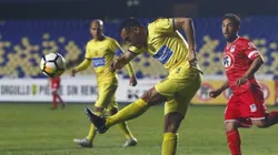 Ronald de la Fuente recibe el cariño de un amigo que es visto por la UC