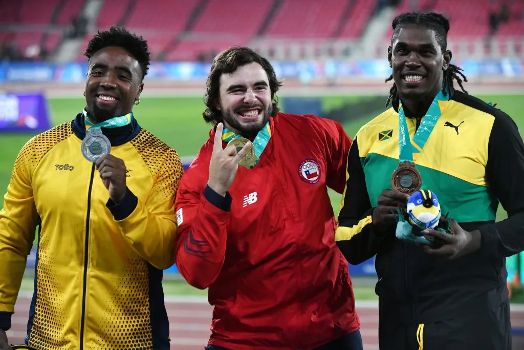 Lucas Nervi celebró efusivamente su medalla de oro en el lanzamiento del disco con el signo de la U, aunque era por su pasión musical (Santiago 2023 vía Photosport)