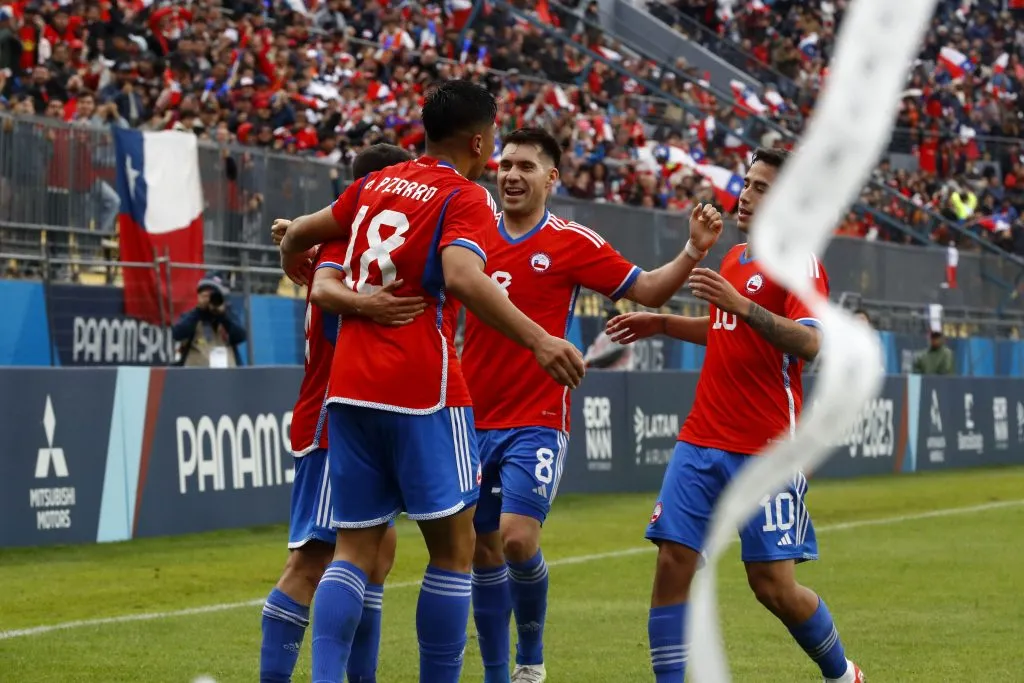 VINA DEL MAR, CHILE-OCT29: El jugador de Chile, Damian Pizarro, izquierda, celebra con sus compañeros despues de convertir un gol contra Republica Dominicana durante el partido del grupo A del futbol masculino de los XIX juegos Panamericanos Santiago 2023 realizado en el estadio Sausalito el 29 de Octubre 2023 en Vina del Mar, Chile./ Chile???s player Damian Pizarro, left, celebrates with temmates after scoring against Republica Dominicana during the men???s Group A football match of the 2023 XIX Pan American Games at the Sausalito Stadium on August 29, 2023 in Vina del Mar, Chile.
Foto de Martin Thomas/Santiago 2023 via Photosport.