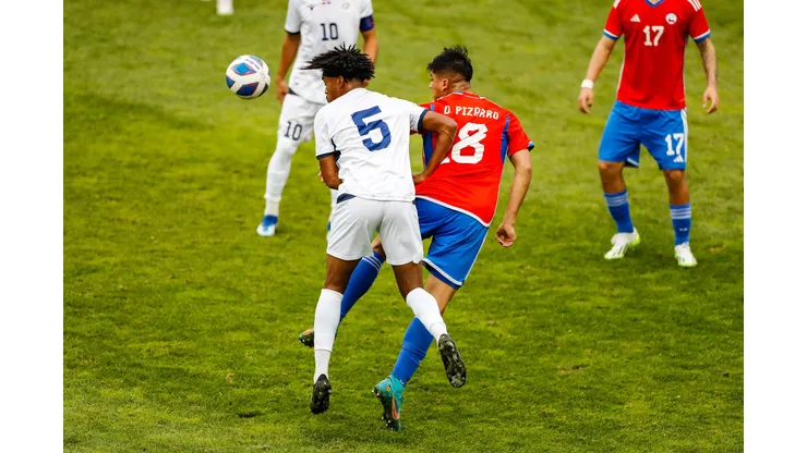 En República Dominicana le pusieron especial atención al delantero Damián Pizarro de La Roja Sub 23. (Foto: Pablo Tomasello/Santiago 2023 vía Photosport)