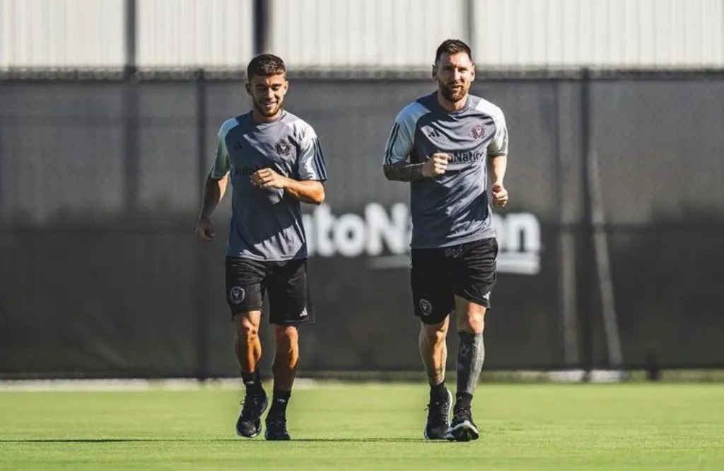 Edison Azcona junto a Lionel Messi en un entrenamiento del Inter Miami.