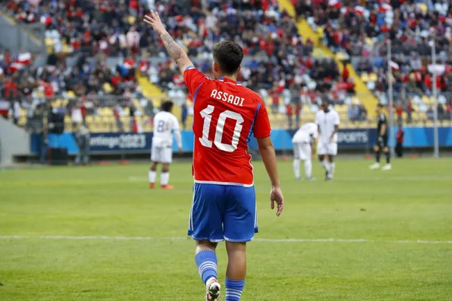Lucas Assadi celebra el gol de Chile y Tito Awad en llamas con el tanto de su regalón en la U (Martin Thomas/Santiago 2023 via Photosport)