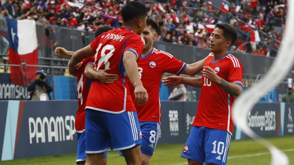 Lucas Assadi -derecha- logró un gol importante que le puede cambiar la suerte en la U (Santiago 2023 vía Photosport)