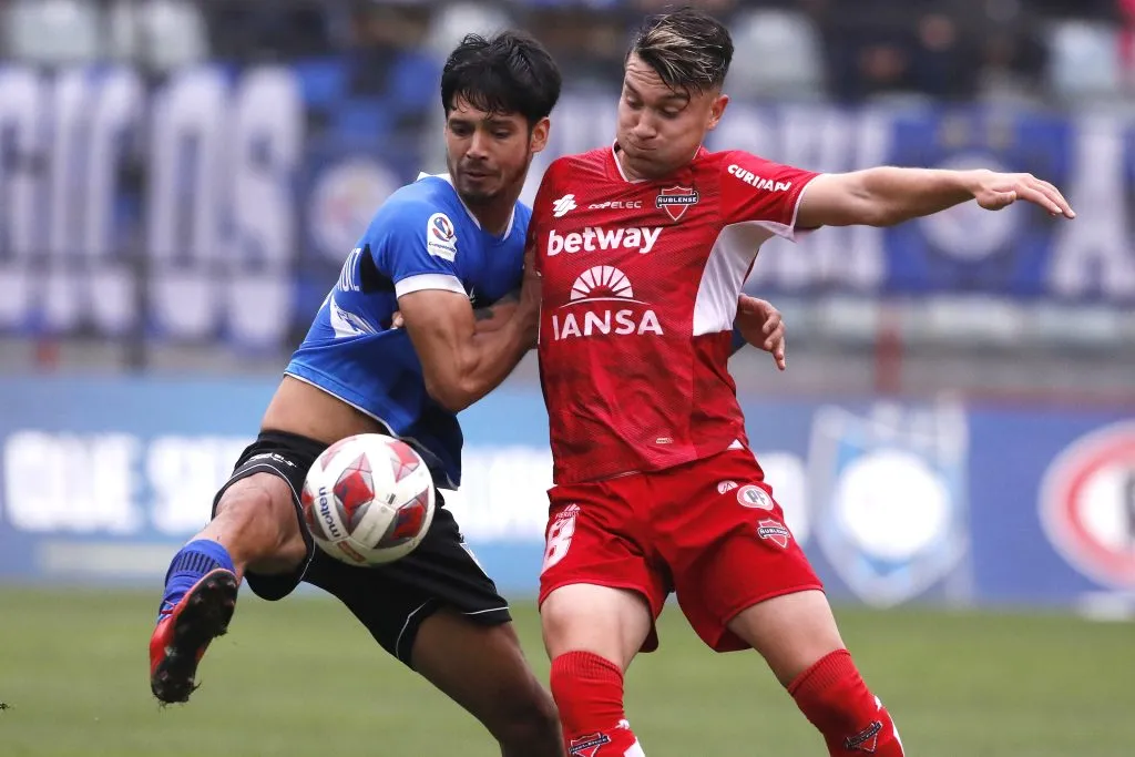 Rodrigo Cisterna -der- fue detenido por portar una munición de bala en su equipaje (Photosport)
