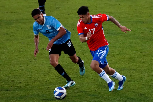 César Pérez es titular en el equipo de Eduardo Berizzo (Dedvi Missene/Santiago 2023 vía Photosport)