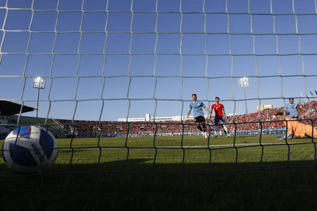 Momento exacto donde Alexander Aravena bate el arco uruguayo