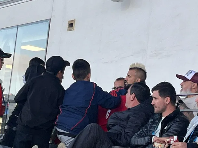 Arturo Vidal fue a apoyar a Chile y los más chicos le pidieron autógrafos al King en Valparaíso (Bolavip CL)
