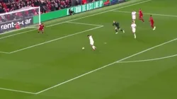 ¡Para que te traje! El increíble gol que se perdió Gabriel Suazo contra Liverpool y que no podrás creer