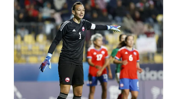 El entrenador de México respaldó a Christiane Endler