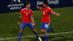 Damián Pizarro -derecha- es defendido por un histórico de Colo Colo