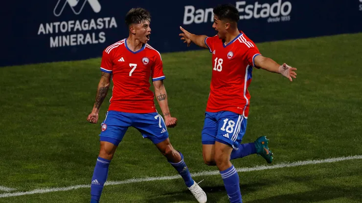 Damián Pizarro -derecha- es defendido por un histórico de Colo Colo