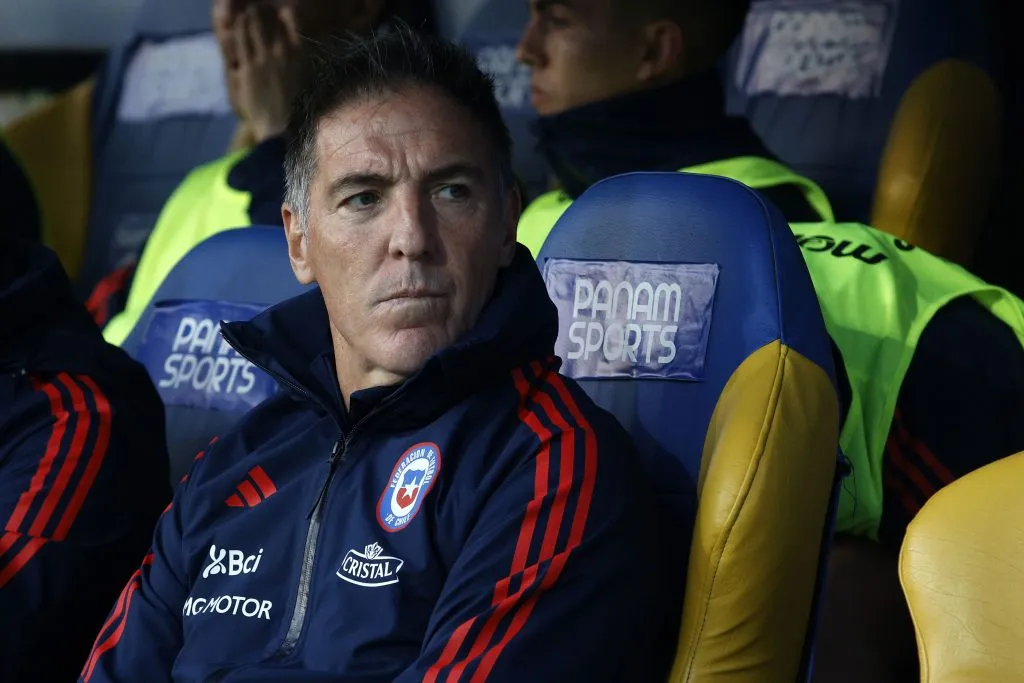 Eduardo Berizzo en el debut de La Roja Sub 23 en los Juegos Panamericanos. (Foto: Martin Thomas/Santiago 2023 vía Photosport)