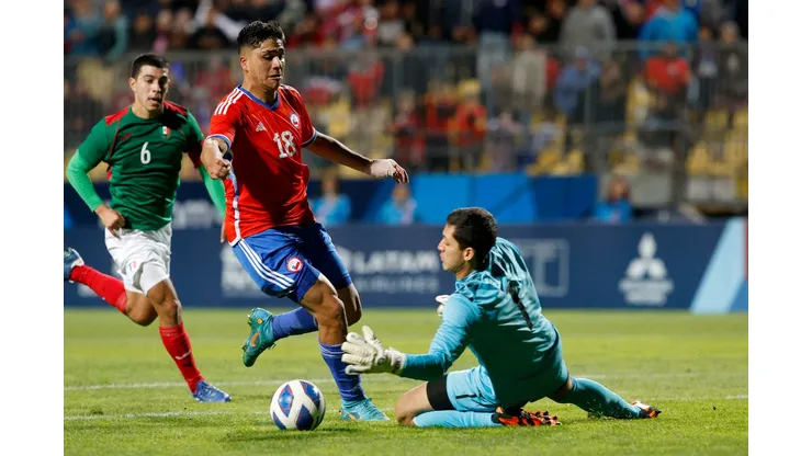Damián Pizarro recibe el tirón de orejas de parte de Clavito Godoy (Santiago 2023 vía Photosport)
