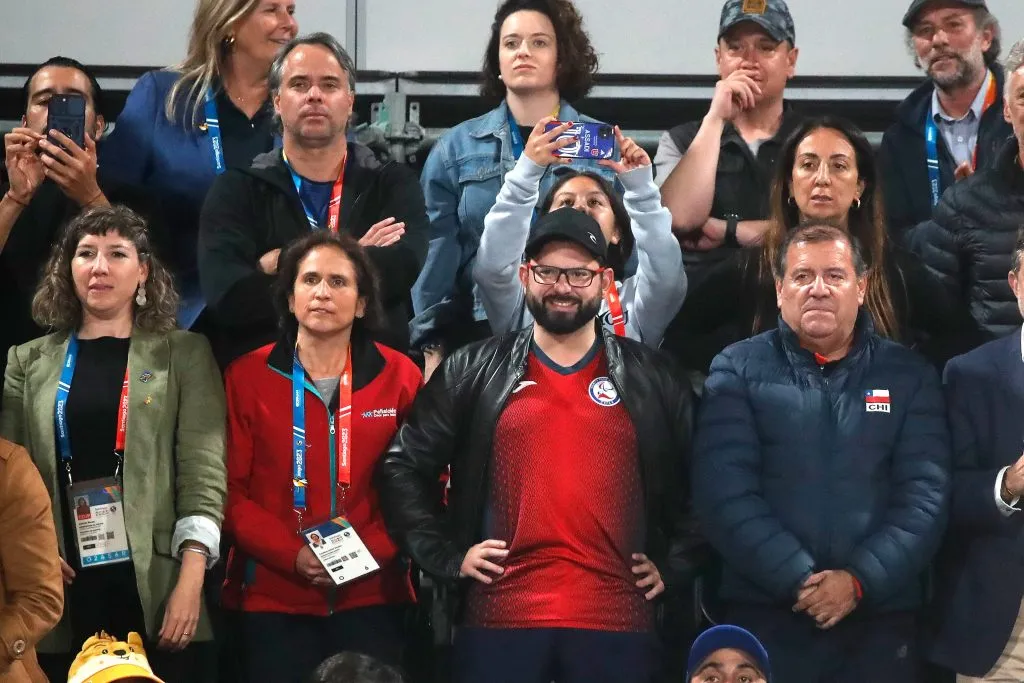 Boric viendo el triunfo de Chile en el Voleibol playa femenino |  FOTO: Jonnathan Oyarzun / Santiago 2023 vía Photosport).