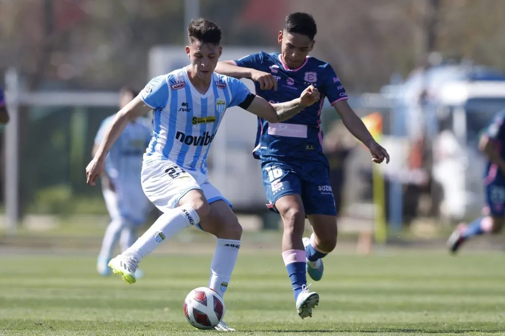 Alfred Canales -izq- está realizando una gran temporada en Magallanes y lo ratificó en La Roja (Photosport)