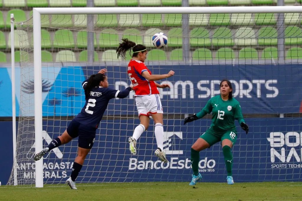 Con un remate de cabeza Daniela Zamora le dio el triunfo a Chile sobre Paraguay. (Foto de Dedvi Missene/Santiago 2023 vía Photosport)