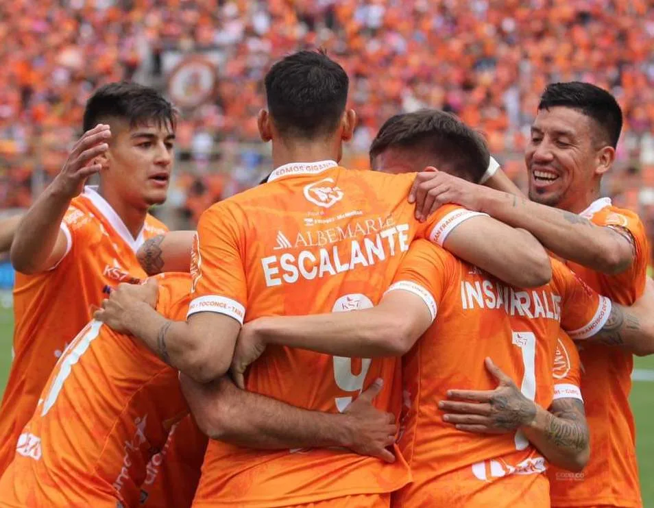 Cristián Insaurralde hizo lo que quiso con la zaga de la U (@Cobreloa_SADP)