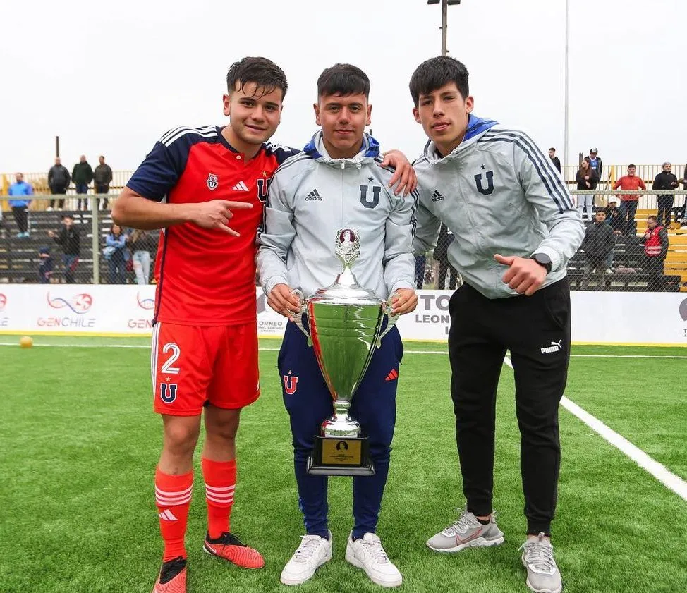 Meneses junto a Ignacio Vásquez, otro que ha hecho un camino similar a él (Prensa Universidad de Chile)