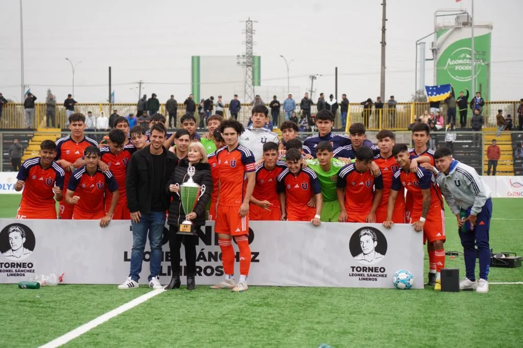 En la premiación, estuvo la viuda de Leonel Sánchez, Gloria Encina junto al gerente deportivo de la U, Manuel Mayo (Bolavip)