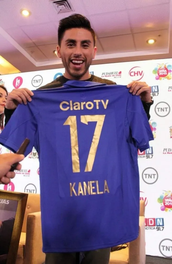 Knela recibiendo la camiseta de la U en Viña 2015 (La Magia Azul)