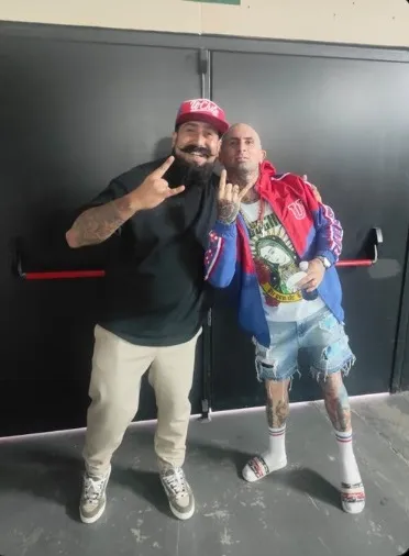 Noir con la chaqueta de la U puesta (Instagram)