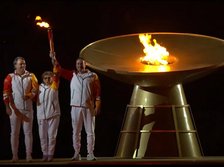 Emotiva ceremonia: Massú, González y Lucy López encienden el pebetero en Santiago 2023