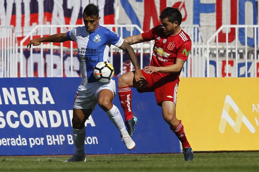 Rodrigo Contreras -izq- otra vez manifestó su deseo de jugar en la U (Photosport)