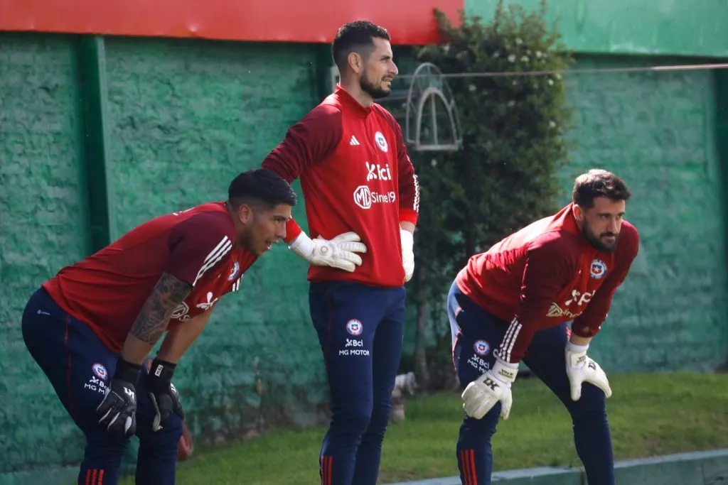 Brayan Cortés, Gabriel Arias y Fernando De Paul fueron los tres arqueros de Chile para los partidos contra Perú y Venezuela por las Eliminatorias Sudamericanas rumbo al Mundial del 2026. (Foto: Photosport)