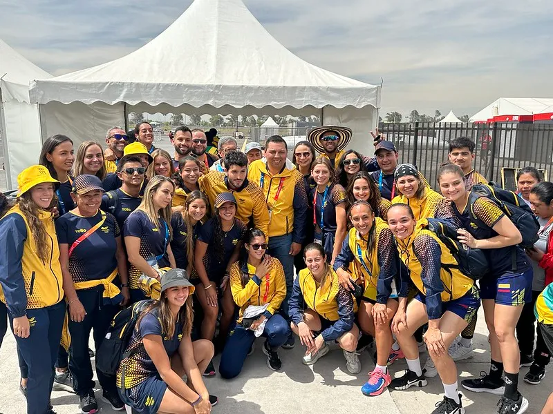 Obviamente, compartiendo con deportistas de su país, Colombia, en la Villa Panamericana (Santiago 2023)