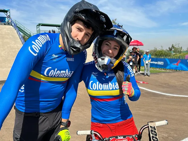 El artista junto a Mariana Pajón (Santiago 2023)