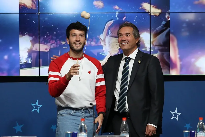 Yatra intentando jugar al trompo junto a Neven Ilic (Santiago 2023)