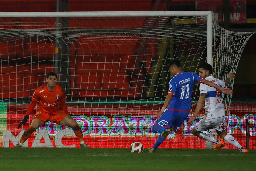 El duelo entre la UC y la U será el más esperado en la reanudación del torneo | Foto: Photosport