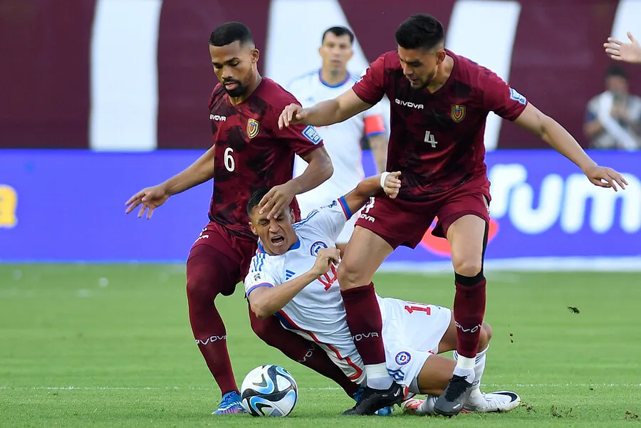 Alexis batalló, pero no pudo hacer nada ante Venezuela. | Foto: Photosport
