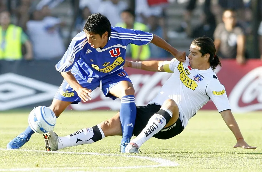 David Henríquez -derecha- siempre jugaba al filo del reglamento en Colo Colo (Photosport)
