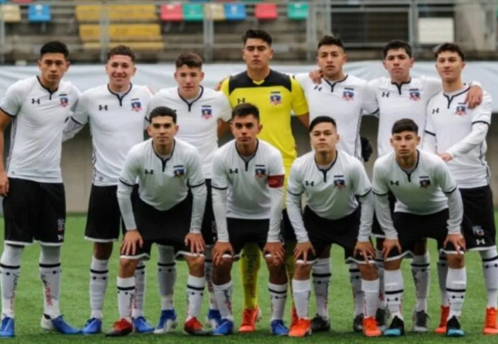 Danilo Díaz junto a la generación 2002 de Colo Colo.