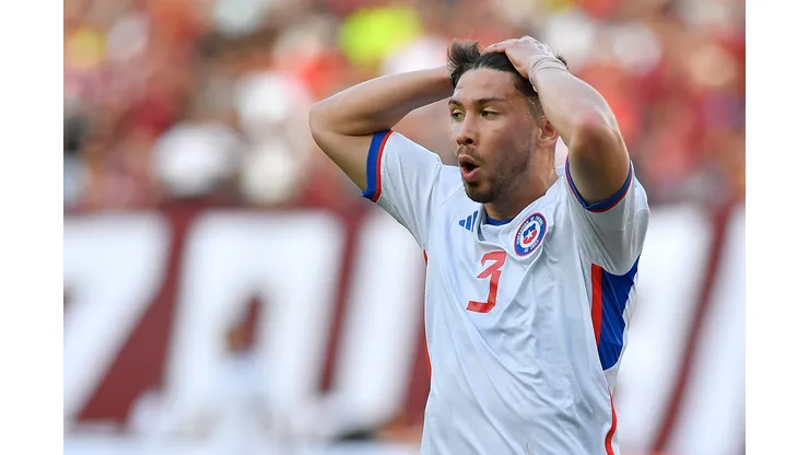 El lateral de Huachipato tuvo un amargo debut en La Roja. (Foto: Photosport)