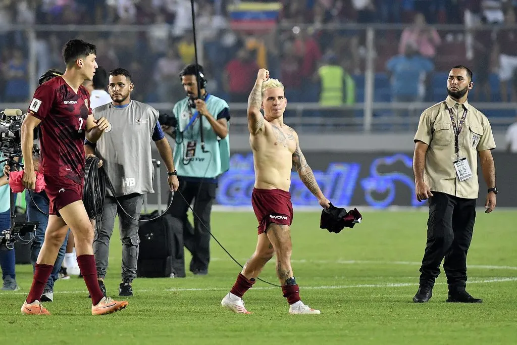 Yeferson Soteldo se dio un parque de diversiones con Medel en La Roja (Photosport)