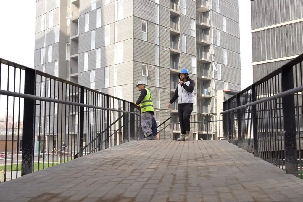 Varias cuadrillas debieron solucionar el problema y encontrar la llave correcta para cada puerta de los departamentos de la Villa Panamericana, ubicada en la comuna de Cerrillos. (Foto: Photosport)