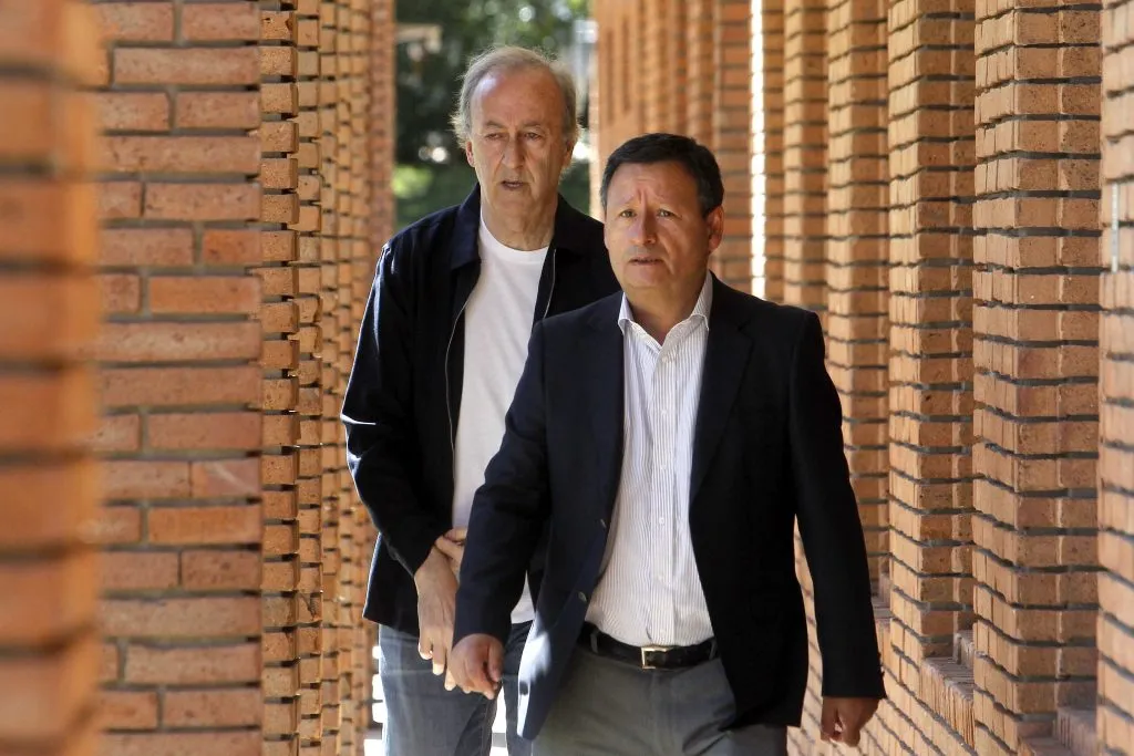 Raúl Delgado -al fondo- prometió las penas del infierno para todo el plantel de San Felipe (Photosport)